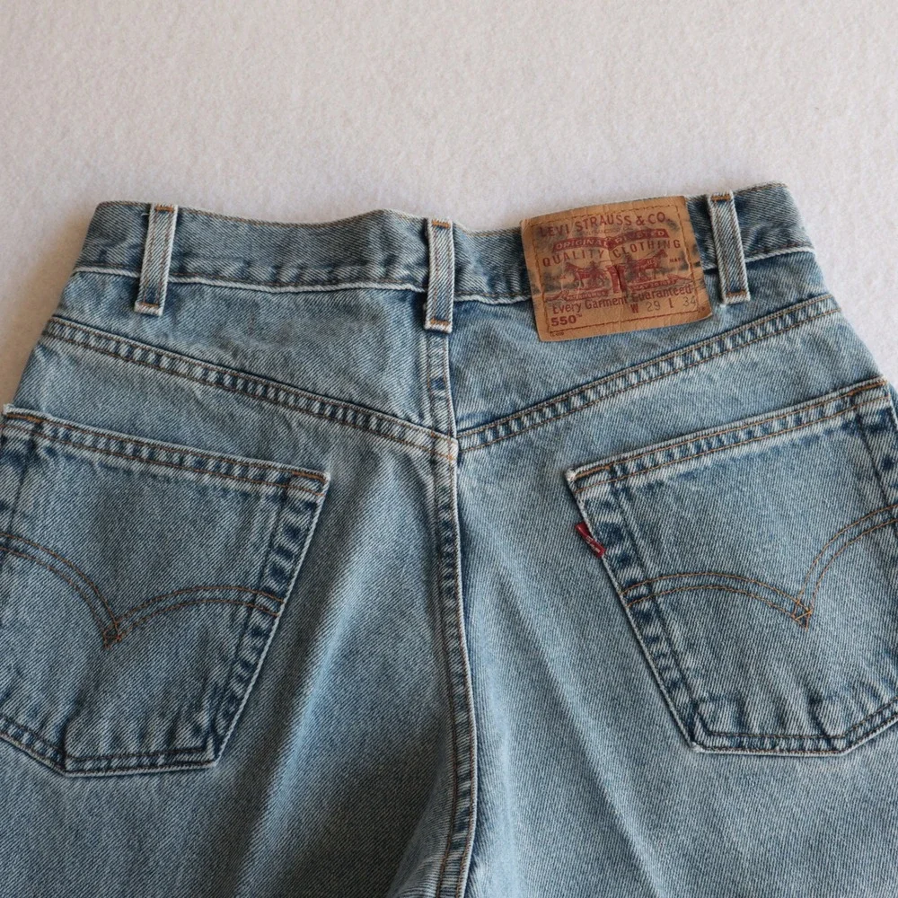 Vintage Levis 550 Relaxed Fit Tapered Leg Jeans Light Wash 29x34 Fits 27x33